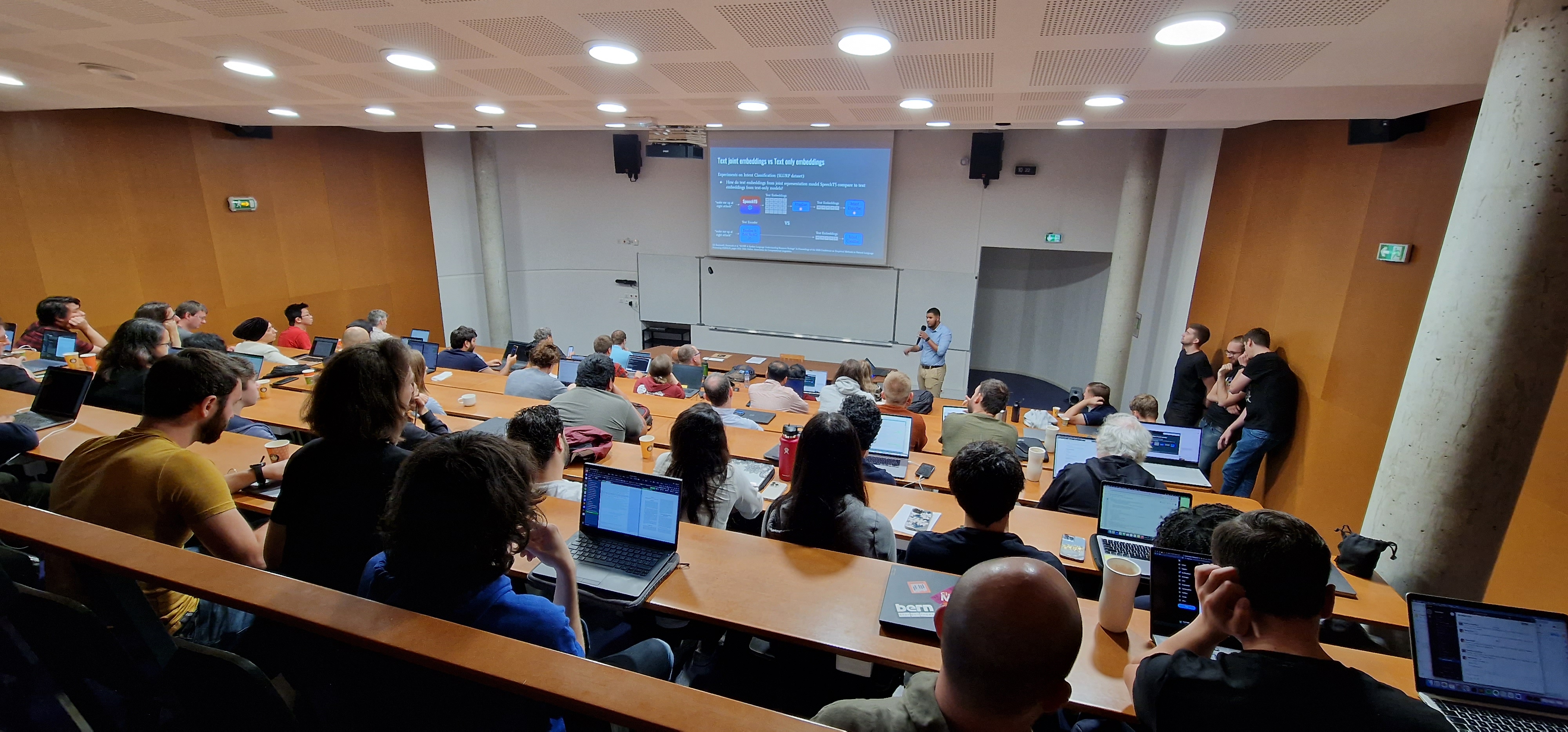 Bruno Melício presenting artificial intelligence to an audience